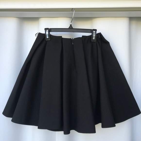 H&M Pleated Voluminous Black Skirt - Picture 2 of 3